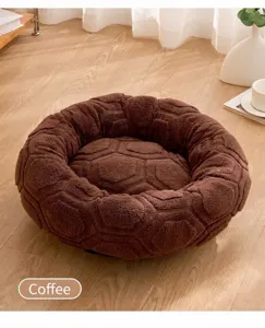 Vista detallada de una cama redonda para mascotas marrón con textura de felpa hexagonal.