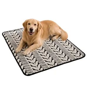 Tapis moelleux pour chien avec fond antidérapant et motif à chevrons noir et blanc