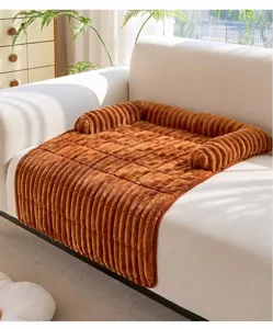 Kaffeebraunes Plüsch-Haustierbettkissen-Schutz auf einem bequemen weißen Sofa gezeigt