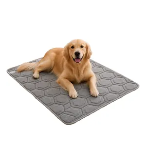 Tapis en peluche gris premium avec motif hexagonal texturé pour vos chiens et chats