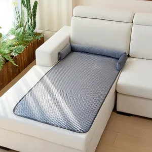 Funda de sofá acolchada gris para mascotas con borde protector de muebles