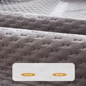 Primer plano de alta calidad de una manta de felpa gris suave con patrón geométrico