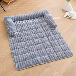 Tapis de lit en peluche grise pour animaux avec bords surélevés et texture rayée