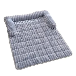 Tapis en peluche gris doux avec bords surélevés pour chiens, design à texture côtelée