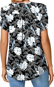 Vista posterior detallada de la blusa floral para mujer con mangas de pétalo y corte holgado