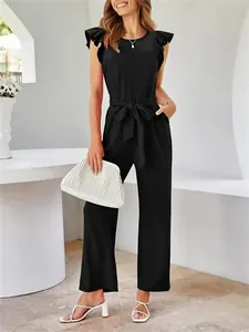 Elegante zwarte mouwloze jumpsuit met ruches op de schouders en tailleband voor dames.