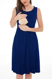 Dettaglio dell'abito da allattamento blu scuro senza maniche con accesso facile.