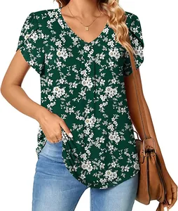 Detalle de blusa verde con cuello en V, estampado floral y mangas de pétalo