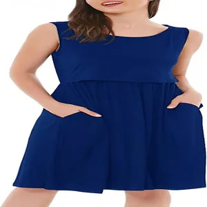 Dettaglio di un comodo abito premaman blu senza maniche con pratiche tasche laterali.
