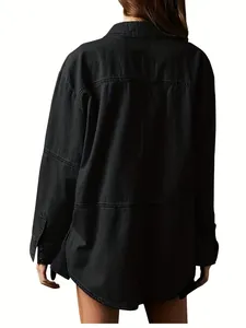 Vue arrière d'une veste en jean noire décontractée, coupe oversize et coutures