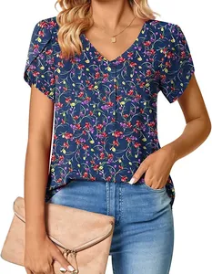 Primer plano de una blusa de mujer con cuello en V, estampado floral y mangas de pétalo.