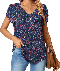Detalle de blusa con estampado floral para mujer con cuello en V y mangas pétalo únicas