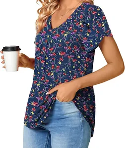 Primer plano profesional de una blusa floral de mujer con cuello en V y mangas.