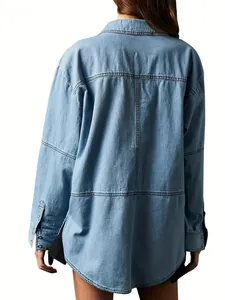 Vue arrière d'une chemise en jean surdimensionnée bleu clair avec ourlet arrondi et couture
