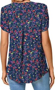 Vista trasera detallada de un top floral de mujer que muestra los pliegues y el ajuste