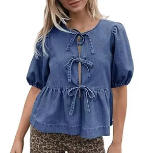Elegante camicia in denim blu con lacci frontali maniche a sbuffo e bordo a balze