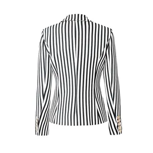 Chaqueta entallada de rayas verticales blancas y negras con botones dorados, espalda