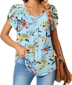 Elegante top azul claro con estampado floral, cuello en V y mangas de pétalo