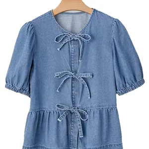 Camicetta casual in denim azzurro con maniche a sbuffo e chiusura a fiocco sul davanti da donna