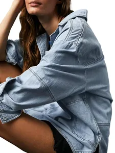 Gros plan d'une veste en jean bleu clair montrant les coutures et la texture