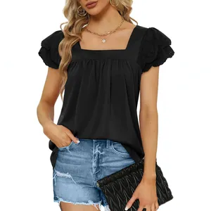 Elegante schwarze Damenbluse mit quadratischem Ausschnitt und filigranen Spitzenärmeln.