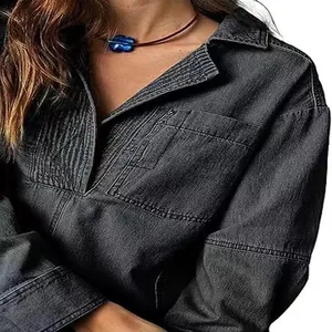 Détail d'une veste en jean gris foncé avec texture de poitrine plissée et col en V décontracté