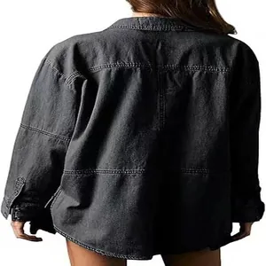 Vue détaillée du dos d'une veste en jean surdimensionnée gris foncé avec surpiqûres