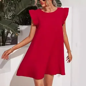 Robe d'été rouge sans manches élégante avec des volants aux épaules et coupe A