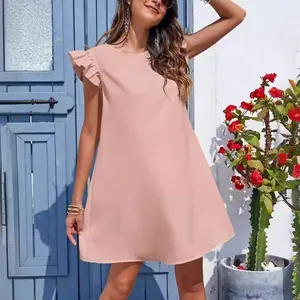 Robe d'été rose unie élégante avec des manches à volants et une coupe fluide en A