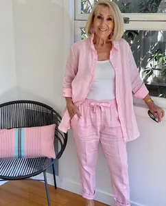 Lifestyle-Ansicht eines rosafarbenen Damen-Sets aus Leinen mit Hemd und langer Hose