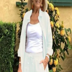 Detailaufnahme von lässigem Damen-Blazer und lockerer Hose Set in sonniger Außenumgebung