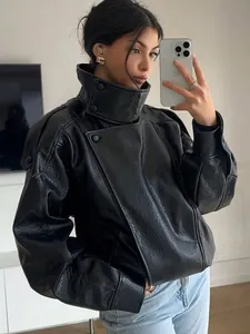 Modische schwarze Oversize-Motorradjacke aus PU-Leder in einer Detailansicht im Spiegel
