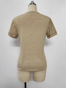 Elegante t-shirt da donna kaki a maniche corte con particolari maniche in pizzo.