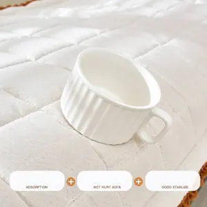 Coussin de canapé en peluche matelassé blanc minimaliste avec texture antidérapante