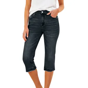Détail d'un pantalon capri en denim extensible gris foncé pour femme avec ourlet effiloché