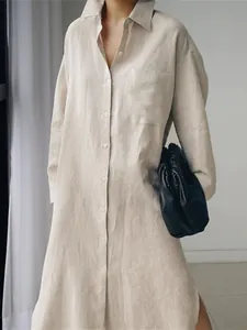 Vestido camisero holgado de algodón y lino con manga larga en beige natural, detalle