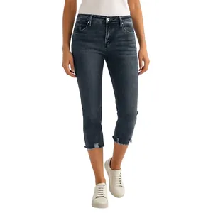 Vue détaillée d'un jean court extensible bleu foncé pour femmes avec ourlet effiloché tendance