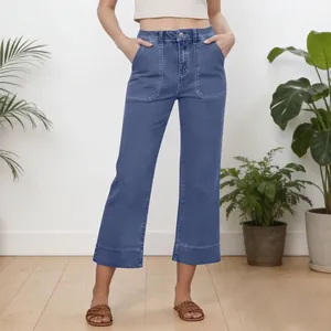 Vue détaillée du jean court bleu ample pour femme avec de grandes poches sur le devant