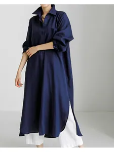 Vista completa de vestido camisero largo de algodón y lino azul marino con aberturas
