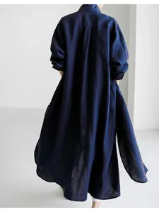Vista trasera de un vestido camisero largo de algodón y lino azul marino con dobladillo