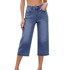 Vue détaillée d'un pantalon en jean large et court à taille haute pour femme en bleu