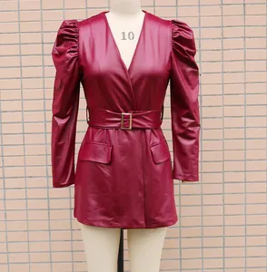 Detailansicht weinrotes PU-Lederkleid mit V-Ausschnitt, Puffärmeln und Gürtel