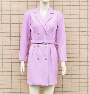 Primo piano di un abito blazer viola aderente con maniche a sbuffo e fibbia decorativa