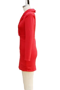 Profilo laterale dettagliato di un miniabito blazer rosso a maniche lunghe su un manichino