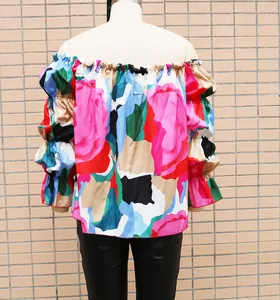 Détail de la vue arrière d'un haut d'été fleuri multicolore à épaules dénudées chic.
