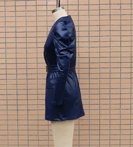 Seitenansicht eines eleganten PU-Lederkleides in Dunkelblau mit Puffärmeln und Gürtel