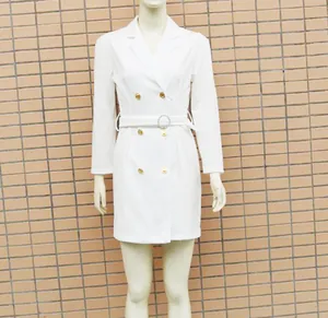 Dettaglio di un abito blazer bianco aderente a doppiopetto con cintura