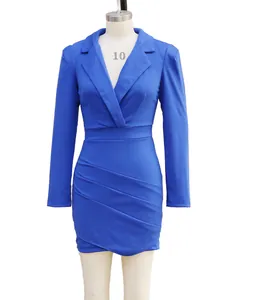 Dettaglio di abito blazer blu a maniche lunghe con gonna arricciata