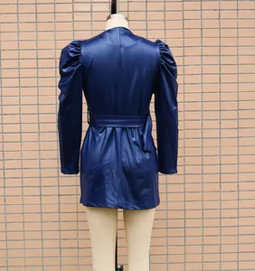 Rückansicht eines eleganten marineblauen PU-Lederkleids mit Puffärmeln und Gürtel.