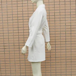 Dettaglio profilo laterale di elegante abito blazer bianco a maniche lunghe con revers